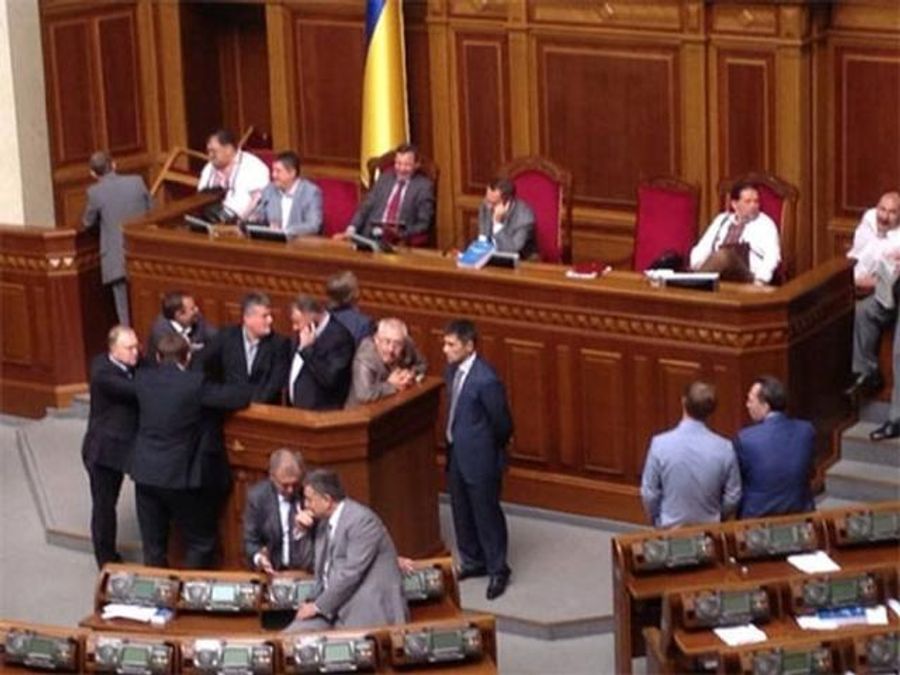 Оппозиционеры во главе с Яценюком заблокировали Раду (Фото) Оппозиционеры во главе с Яценюком заблокировали Раду (Фото)