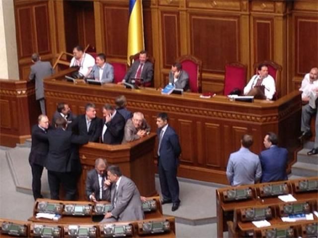 Оппозиционеры во главе с Яценюком заблокировали Раду (Фото)