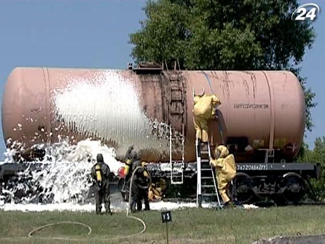 У Києві на навчаннях відпрацьовували екологічну аварію (Відео) У Києві на навчаннях відпрацьовували екологічну аварію (Відео)
