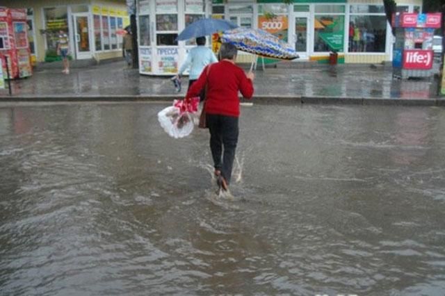 Дожди в Николаеве: центр города стал рекой (Фото) Дожди в Николаеве: центр города стал рекой (Фото)