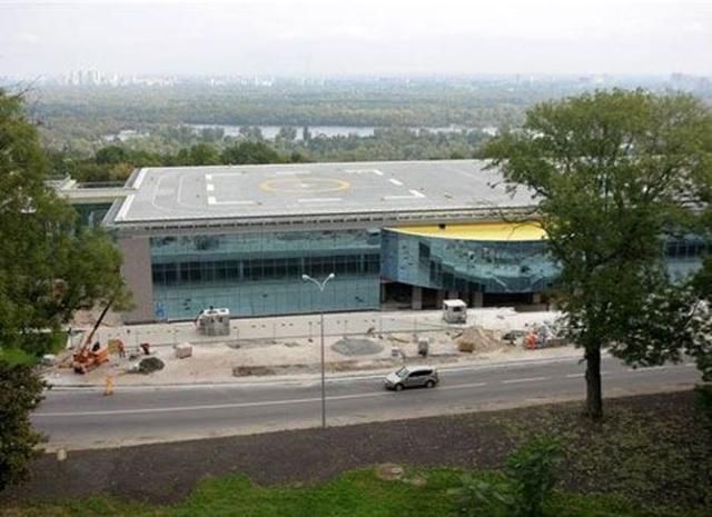 Під вертолітним майданчиком Януковича у Києві сповзають схили Під вертолітним майданчиком Януковича у Києві сповзають схили