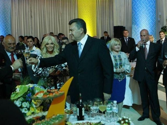 Харчі для прийомів Януковича обійдуться у 2,5 мільйони Харчі для прийомів Януковича обійдуться у 2,5 мільйони