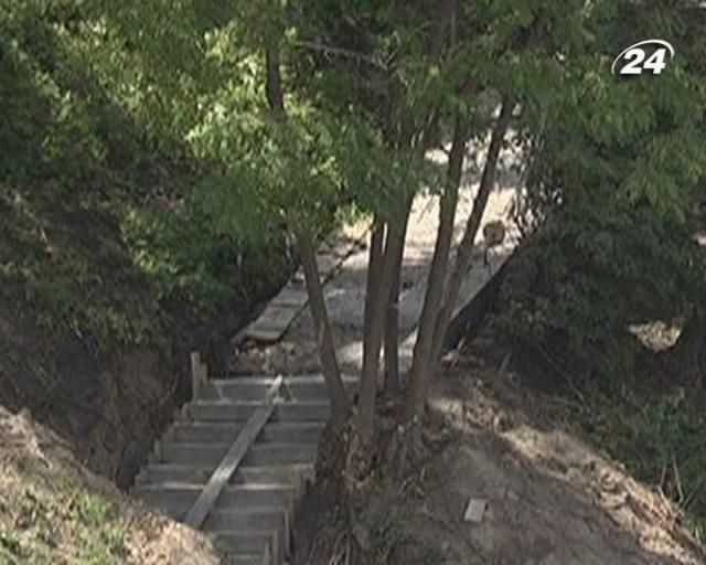 У столиці розпочато протизсувні роботи на небезпечних ділянках У столиці розпочато протизсувні роботи на небезпечних ділянках