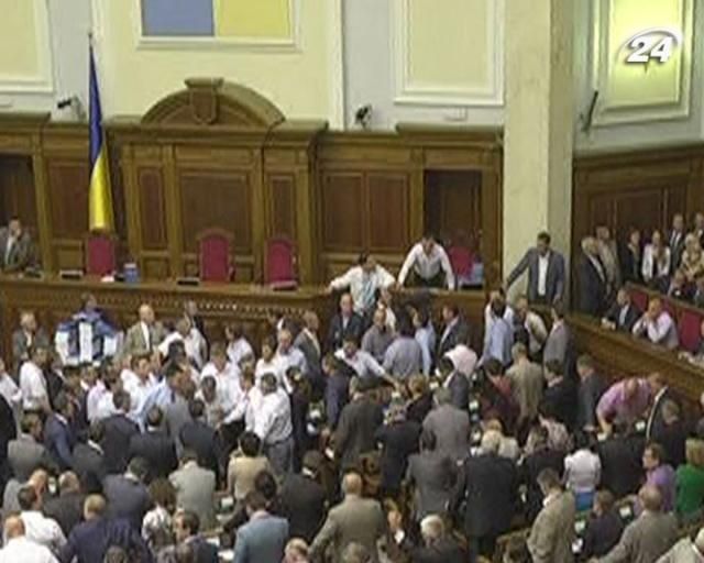 Опозиція вимагає переголосувати рішення, ухвалені в блокованому парламенті Опозиція вимагає переголосувати рішення, ухвалені в блокованому парламенті