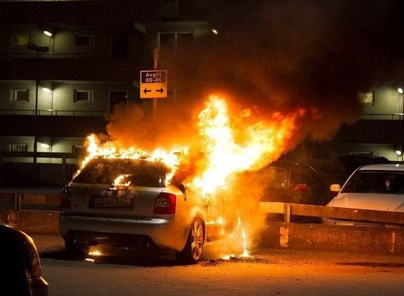 Ночью в Швеции снова горели автомобили