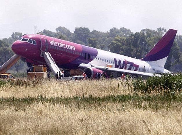 Літак компанії WizzAir приземлився в Римі без шасі (Фото) Літак компанії WizzAir приземлився в Римі без шасі (Фото)