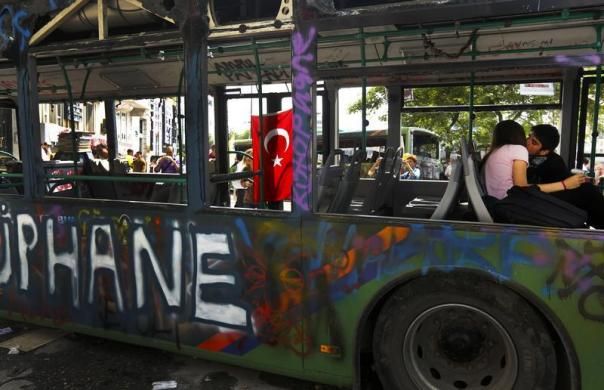 Сутички у Туреччині стихли, але люди досі на вулицях Сутички у Туреччині стихли, але люди досі на вулицях