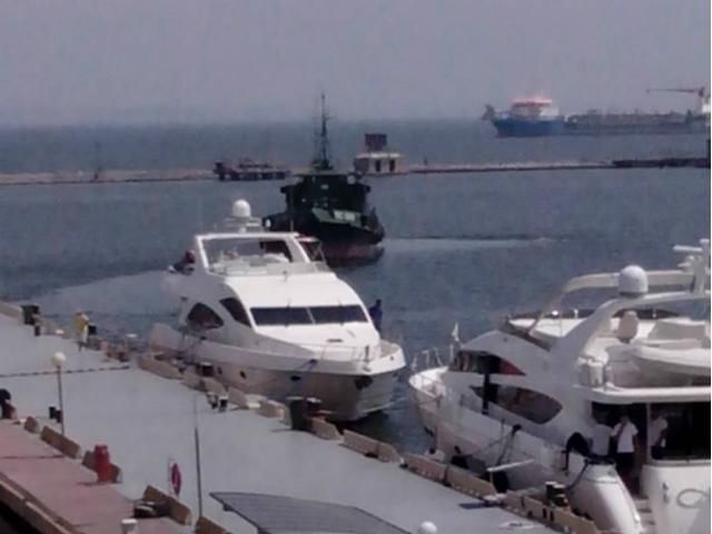 Аварія на воді: в Одесі буксир підім'яв три яхти (Фото)
