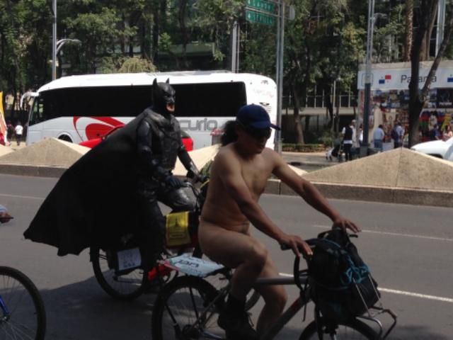 Вулицями Мехіко проїхалися сотні голих велосипедистів (Фото) (Відео)