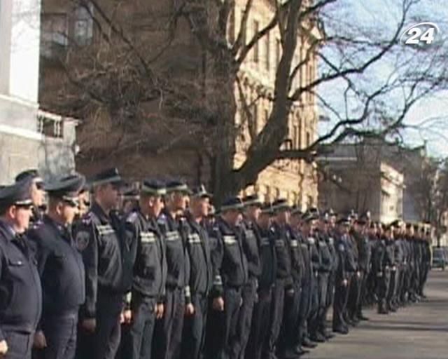 Міліції охороняти порядок допоможуть військові