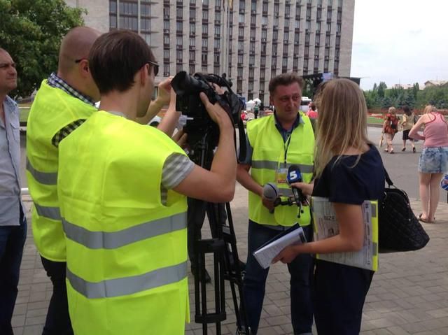 У Хмельницькому міліція роздала журналістам спеціальні жилети У Хмельницькому міліція роздала журналістам спеціальні жилети