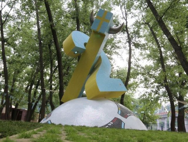 В Киеве открыли памятник футбольным фанатам из Швеции (Фото)