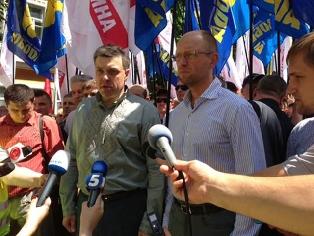 Яценюк і Тягнибок почали марш "Вставай, Україно!" 