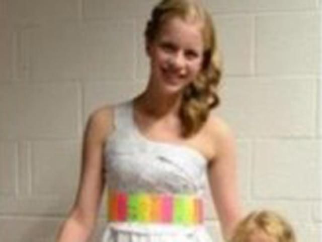 Випускниця пішла на бал у сукні з старих зошитів (Фото) Випускниця пішла на бал у сукні з старих зошитів (Фото)