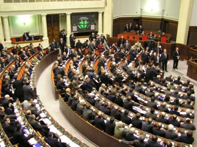 Регионалы собрали подписи для внеочередного заседания Рады