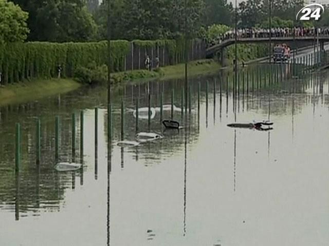 Повені у Європі: У Польщі під воду пішла дорога з автомобілями (Відео) Повені у Європі: У Польщі під воду пішла дорога з автомобілями (Відео)