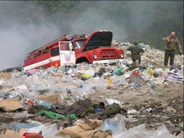 Неподалік аеропорту "Бориспіль" горить сміттєзвалище Неподалік аеропорту "Бориспіль" горить сміттєзвалище