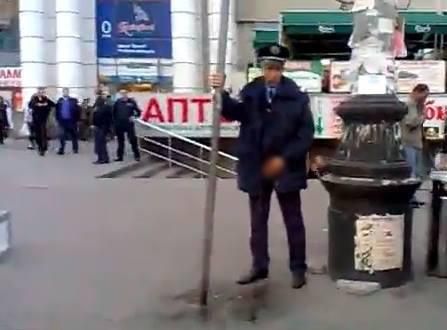 Міліціонер справив нужду у центрі Дніпропетровська (Відео, 18+) Міліціонер справив нужду у центрі Дніпропетровська (Відео, 18+)
