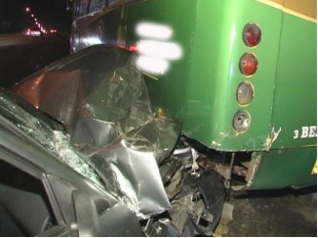 В Киеве авто влетело в маршрутку (Фото) В Киеве авто влетело в маршрутку (Фото)