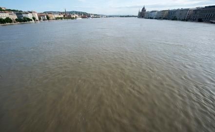 Європа бореться зі стихією: повінь дійшла до Румунії (Фото)