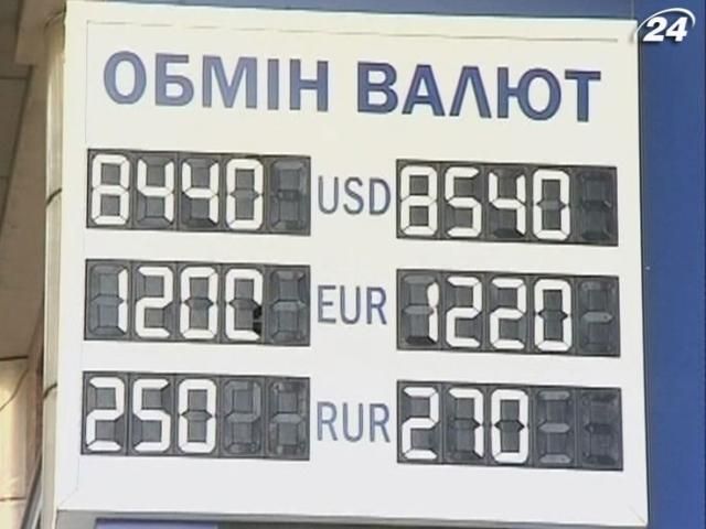 Украинцы практически прекратили снимать валютные сбережения