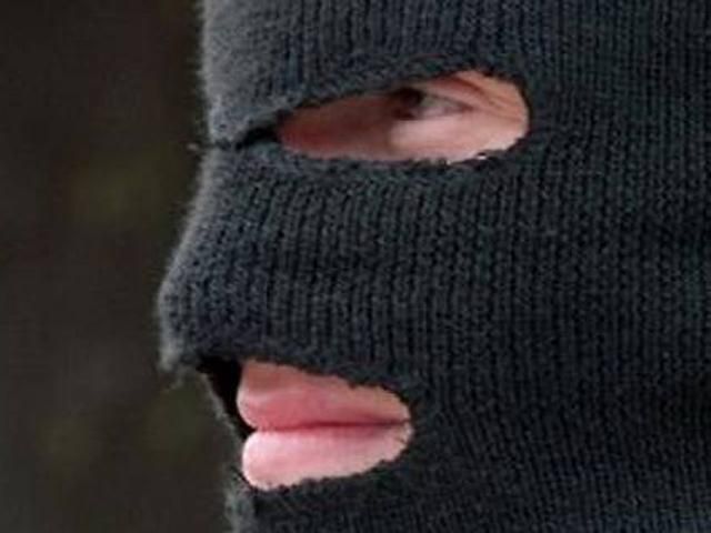 Троє невідомих у масках напали на жінку-суддю Троє невідомих у масках напали на жінку-суддю