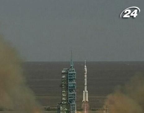 Китай запустив пілотований космічний корабель "Шеньчжоу-10" Китай запустив пілотований космічний корабель "Шеньчжоу-10"