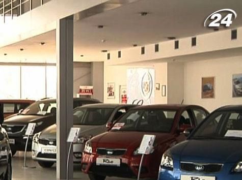 Продажі нових легкових авто в Україні знизилися на 41%