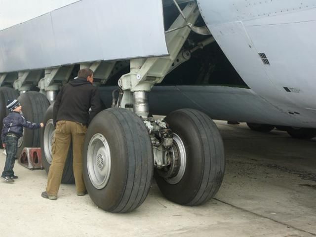 Російський літак здійснив 7 польотів з тілом людини у своєму шасі Російський літак здійснив 7 польотів з тілом людини у своєму шасі