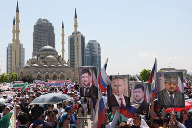 115 тысяч человек спели гимн России в центре Грозного 115 тысяч человек спели гимн России в центре Грозного