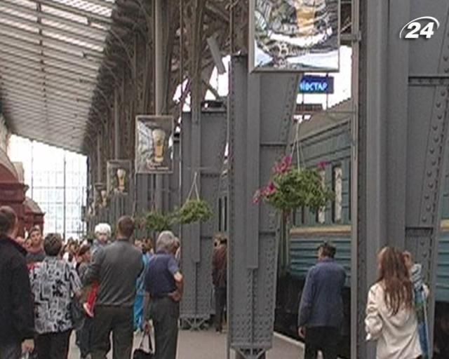 Азаров наведе лад у реалізації залізничних квитків на південь Азаров наведе лад у реалізації залізничних квитків на південь