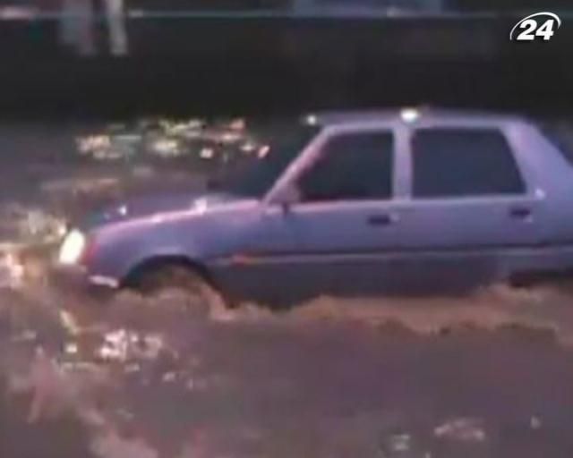 Винница потерпает от наводнения (Видео) Винница потерпает от наводнения (Видео)