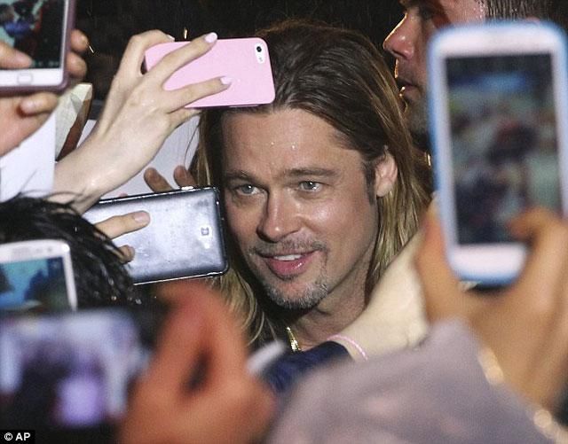 Брэд Питт на премьерах своего последнего фильма "Всемирная война Z" (Фото) Брэд Питт на премьерах своего последнего фильма "Всемирная война Z" (Фото)