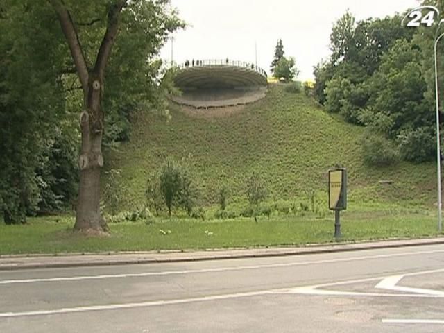 Крупным планом: В Киеве чрезвычайная ситуация из-за оползней в 11 зонах Крупным планом: В Киеве чрезвычайная ситуация из-за оползней в 11 зонах