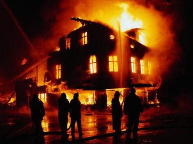 Под Киевом горит гостиница (Видео) Под Киевом горит гостиница (Видео)