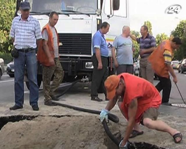 В Киеве на улице Ливарской машина попала в яму