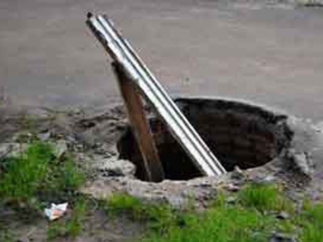 Маленький хлопчик провалився у відкритий каналізаційний люк Маленький хлопчик провалився у відкритий каналізаційний люк