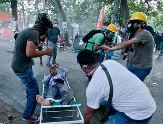 Медиків зі Стамбула звинувачують у незаконній допомозі демонстрантам Медиків зі Стамбула звинувачують у незаконній допомозі демонстрантам