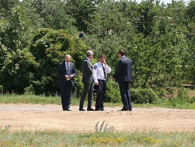 Янукович в оточенні "силовиків" побував на цвинтарі (Фото) Янукович в оточенні "силовиків" побував на цвинтарі (Фото)