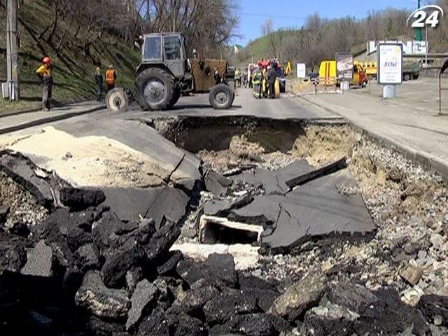 Підсумки тижня: Старі комунікації поглинають асфальт з українських доріг Підсумки тижня: Старі комунікації поглинають асфальт з українських доріг