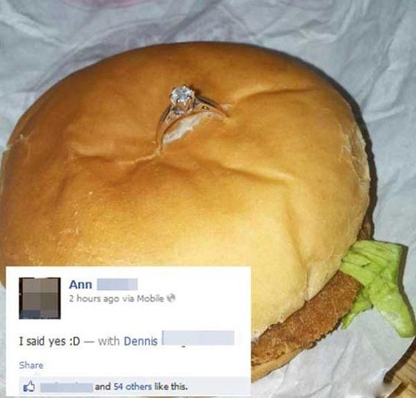 Парень сделал предложение девушке с помощью гамбургера (Фото)