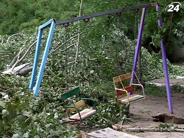 Херсон приходит в себя после разрушительного урагана (Видео)
