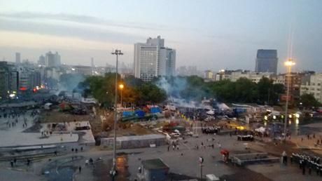 Бои в Стамбуле: полиция силой вытеснила протестующих из Таксима и Гези(Фото) Бои в Стамбуле: полиция силой вытеснила протестующих из Таксима и Гези(Фото)