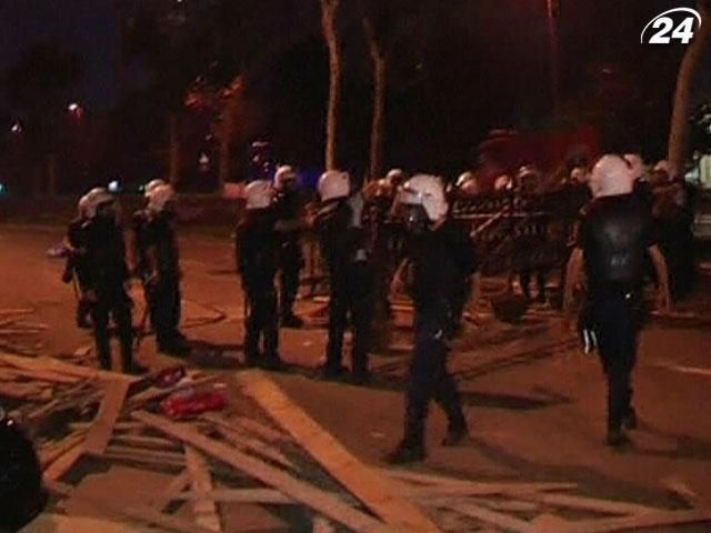 Турецька поліція знесла наметове містечко в парку Ґезі (Відео) Турецька поліція знесла наметове містечко в парку Ґезі (Відео)
