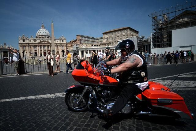 Папа Римский благословил сотни мотоциклов Harley Davidson