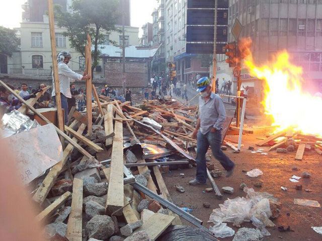 Поліція знову розігнала турецьких демонстрантів Поліція знову розігнала турецьких демонстрантів