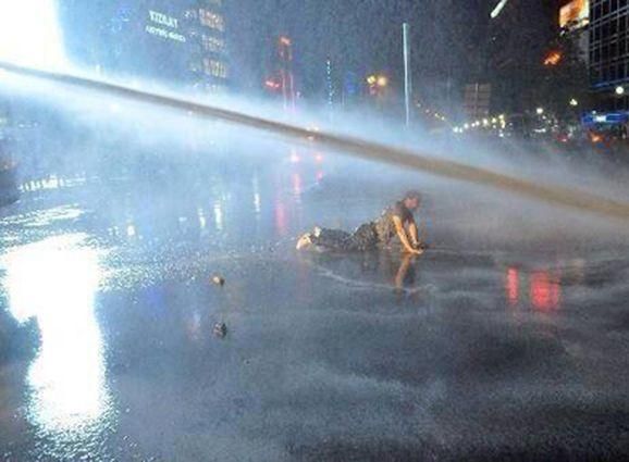 Похороны погибшего активиста в Анкаре разогнали водометами