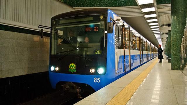 У Києві не працює лінія метро - на колію впала людина