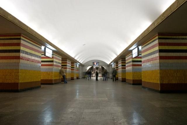 Человек, упавший на рельсы в метро, погиб Человек, упавший на рельсы в метро, погиб