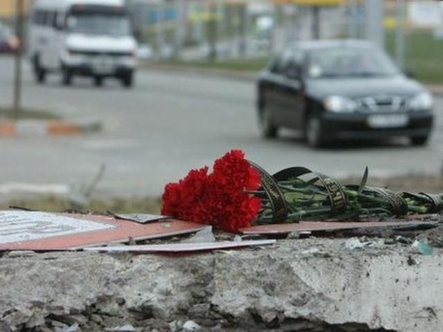 На Донеччині BMW протаранив зупинку: є загиблі На Донеччині BMW протаранив зупинку: є загиблі